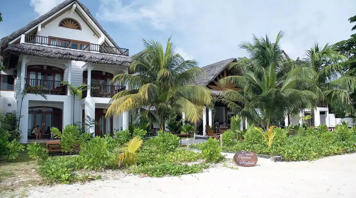 Sycsjvpe restaurant plage sejours village du pecheur seychelles tui